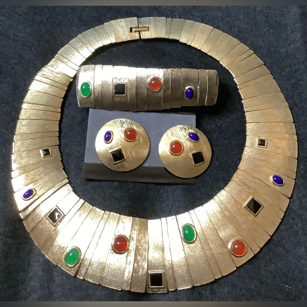 VINTAGE LES BERNARD Unsigned
Gold-Toned Egyptian Revival Jewelry Set NWOT